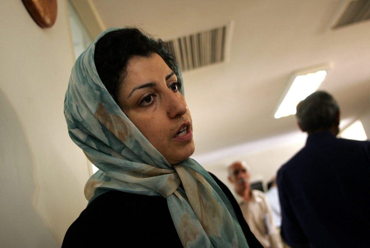 Condamnare la închisoare pentru laureata Nobel pentru Pace, Narges Mohammadi, într-un context de reprimare a activismului în Iran Un tribunal iranian a emis o sentință fermă împotriva Narges Mohammadi, laureată a Premiului Nobel pentru Pace în 2023, condamnând-o la șase ani de închisoare pentru activitatea sa în promovarea drepturilor omului