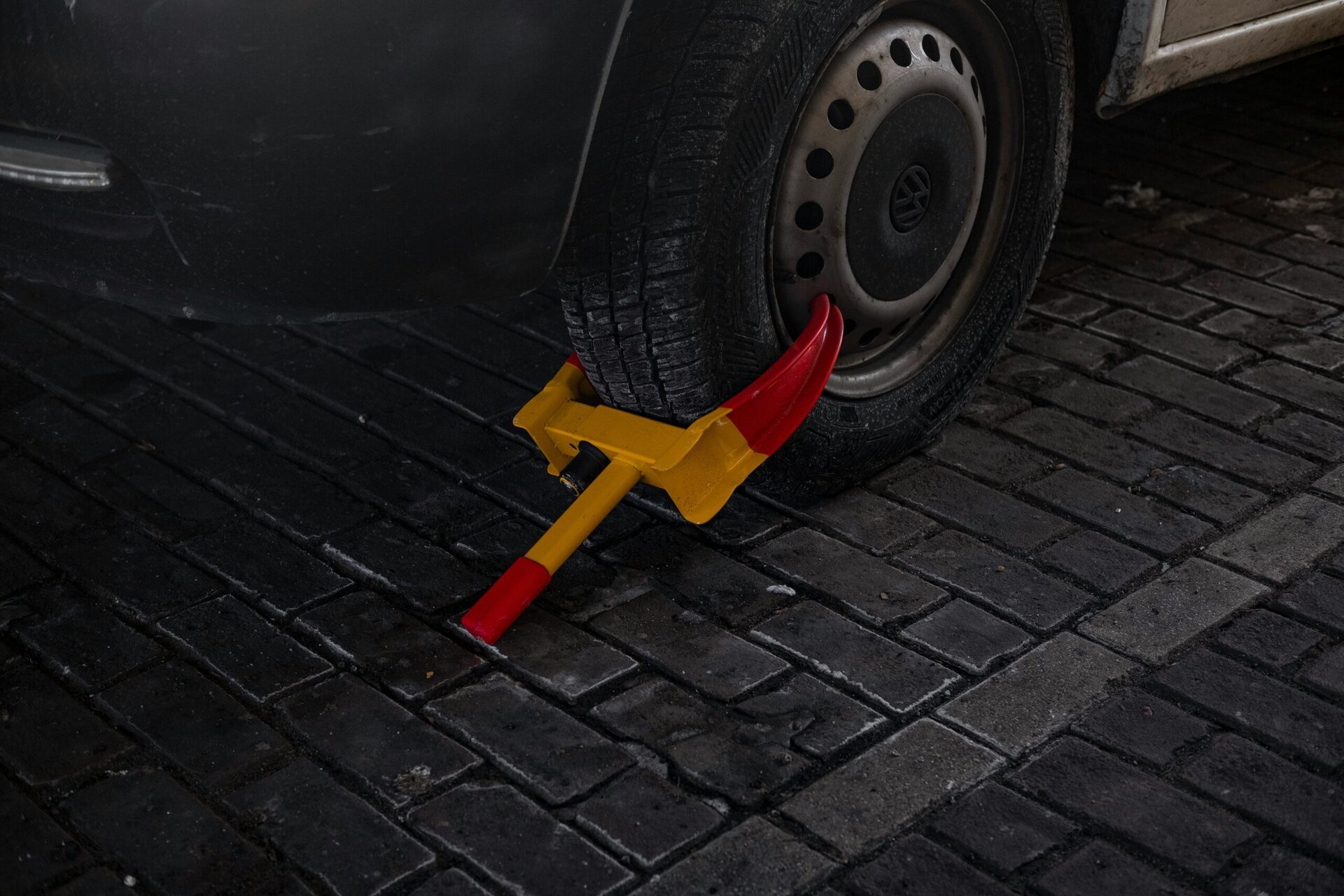 Primăria Sectorului 4 continuă să investească în consolidarea infrastructurii pentru gestionarea mașinilor parcate neregulamentar, atribuind recent un contract în valoare de peste 250.000 de lei către firma Robofix Concept SRL pentru reparații și recondiționări ale blocatoarelor de roți