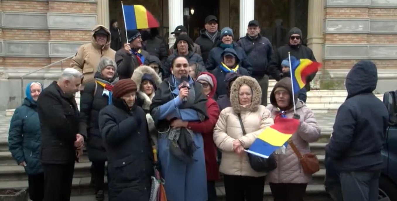 Un mic număr de susținători s-a strâns marți pe treptele Arhiepiscopiei Tomisului, în Constanța, pentru a-i manifesta solidaritatea fostului candidat la alegerile prezidențiale, Călin Georgescu