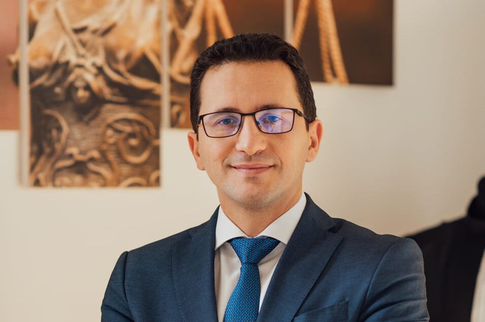 Judecătorul Alin Ene, membru al Consiliului Superior al Magistraturii (CSM), a făcut vâlvă în mediul juridic și politic printr-un mesaj ironic postat pe Facebook, după decizia Curții Constituționale cu privire la legea pensiilor speciale ale magistraților