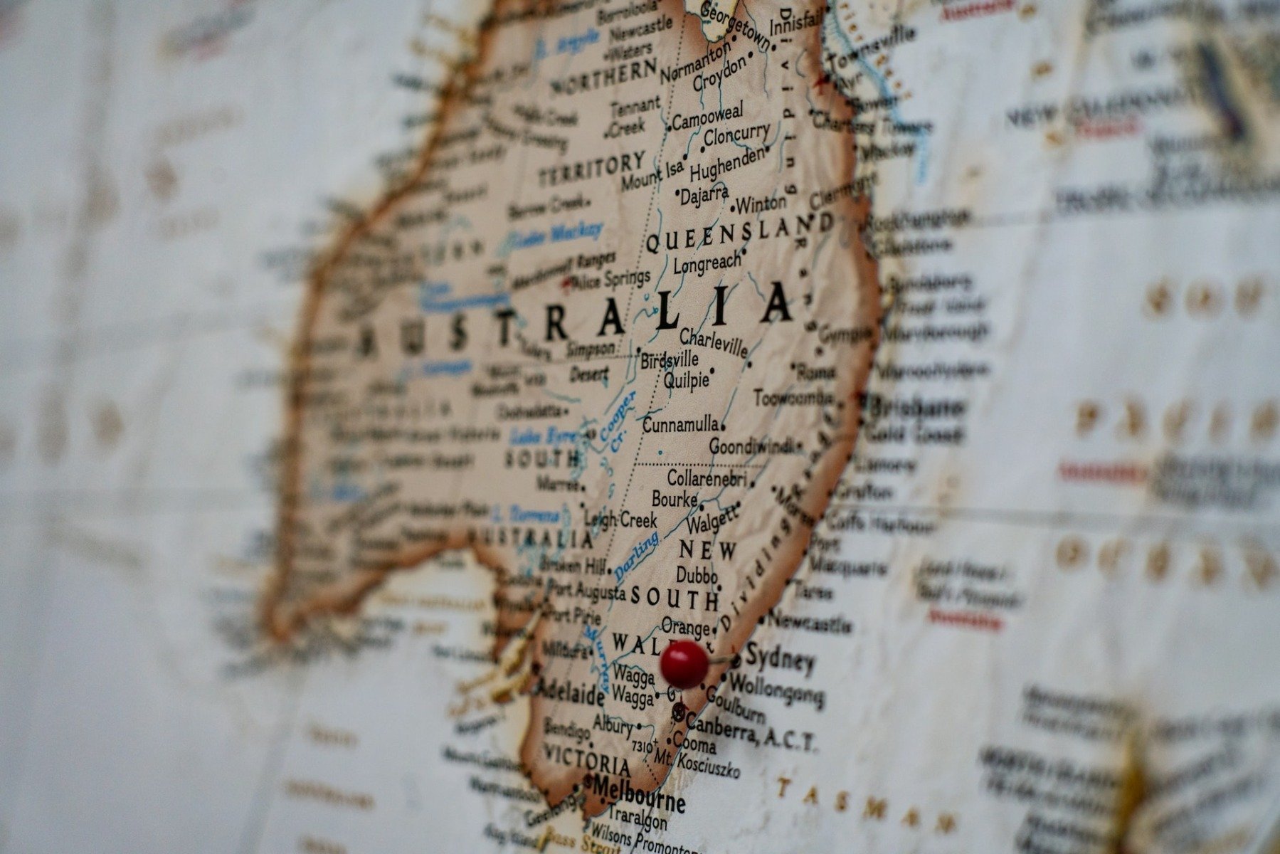 Australienii au adoptat o legislație dificil de ignorat pentru mediul digital: din anul 2024, vârsta minimă pentru utilizarea anumitor platforme de social media va fi de 16 ani