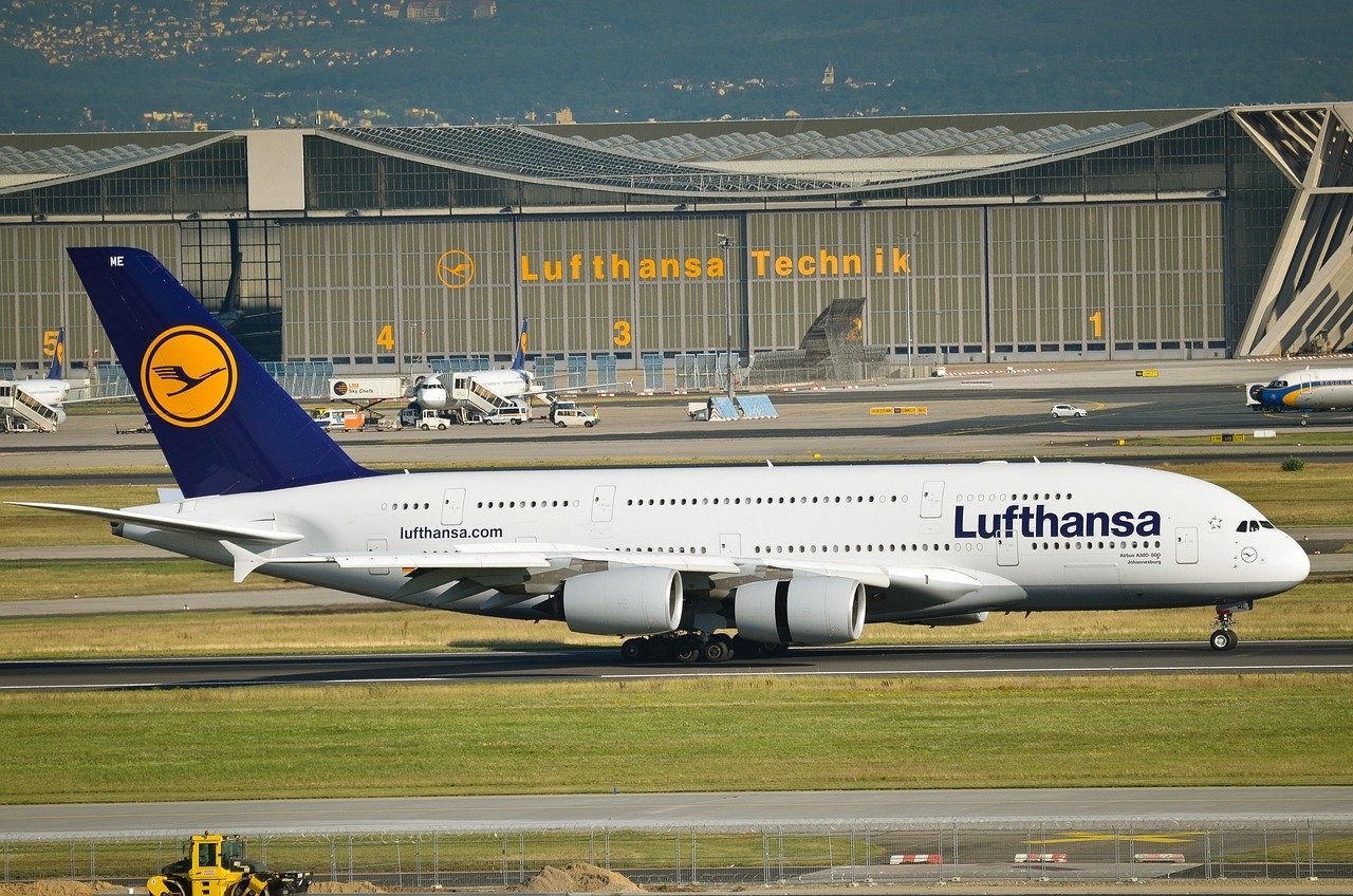 Greva anunțată la Lufthansa: zborurile din Frankfurt, perturbate din cauza conflictului sindical Joi, aeronavele companiei aeriene Lufthansa, cea mai mare din Germania, riscă să fie cele mai afectate de o grevă anunțată de două sindicate distincte, care cer condiții mai bune pentru piloți și personalul de cabină