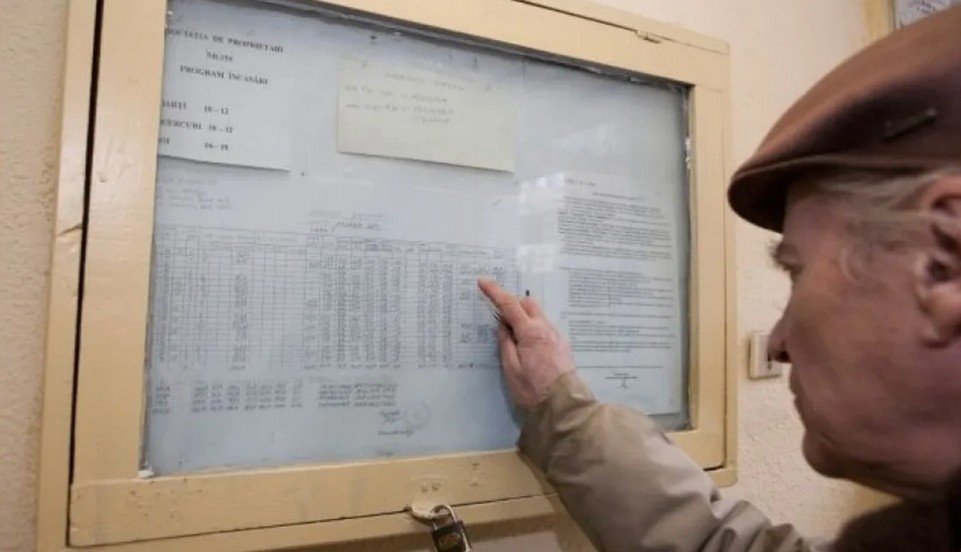 Guvernul inițiază publicarea listelor debitorilor persoane fizice la nivel local pentru transparență și presiune publică Autoritățile din România au făcut un pas semnificativ spre creșterea transparenței în gestionarea datoriilor private, odată cu adoptarea unei ordonanțe de urgență privind administrația publică, care prevede posibilitatea publicării la nivel local a listei debitorilor persoane fizice