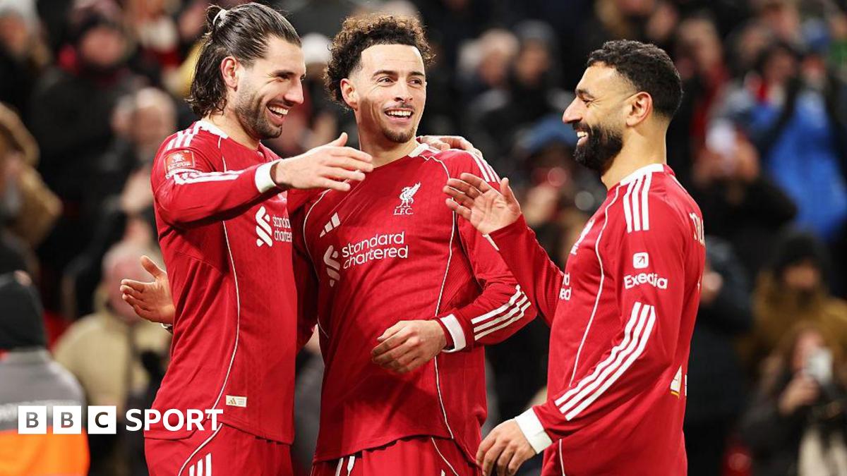 Liverpool domină Brighton cu 3-0: Salah, vedetă pe teren!
