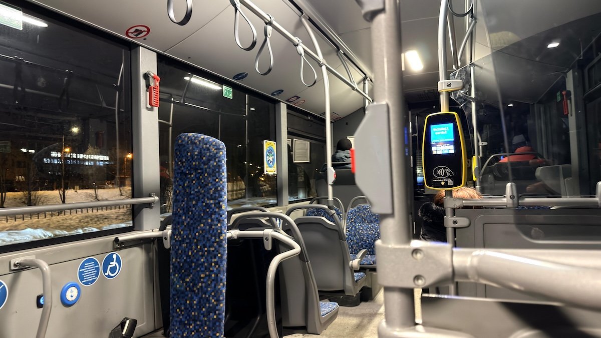 Controlorii de pe autobuzele Tursib, compania de transport public din Sibiu, nu mai pot sancționa pasagerii care dețin noile cărți electronice de identitate, o schimbare care ridică întrebări legate de funcționarea sistemului de validare a actelor de identitate în transportul în comun