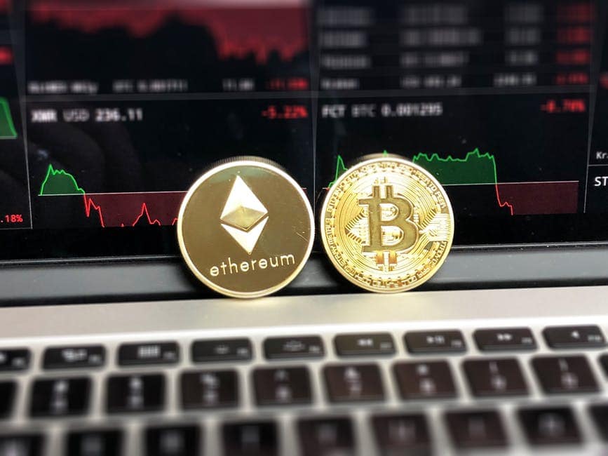 Bitcoin a înregistrat o scădere bruscă joi seara, prețul criptomonedei ajungând temporar sub plafonul de 61.000 de dolari, într-un context marcat de o încredere fragilizată printre investitori