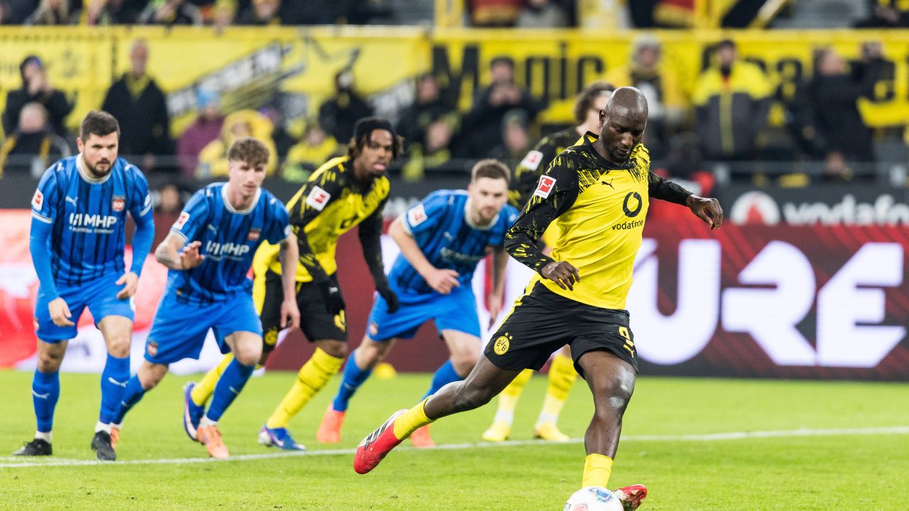 Borussia Dortmund învinge Heidenheim în meciul dramatic din Bundesliga Borussia Dortmund a demonstrat din nou forța sa pe teren propriu, reușind să învingă echipa Heidenheim cu scorul de 3-2, într-un meci tensionat disputat duminică seara, în cadrul etapei a 20-a din Bundesliga