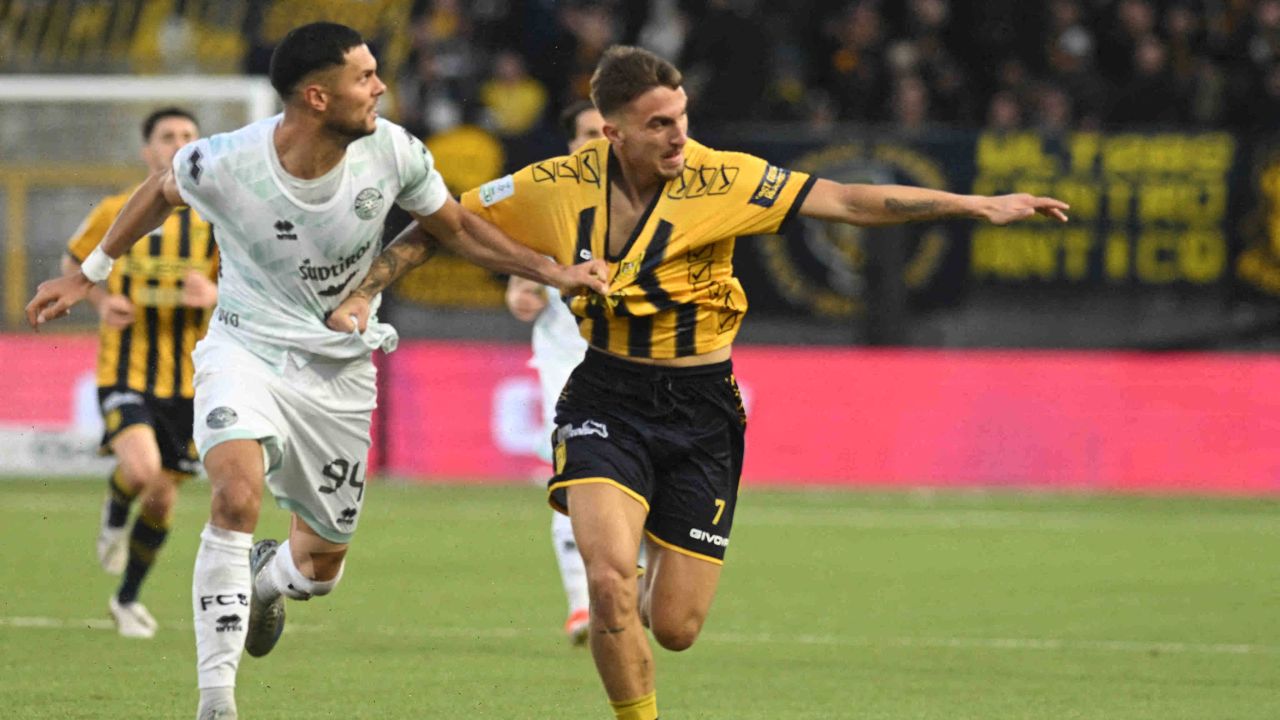 Transferul care agită fotbalul românesc: Atacantul Burnete, noua speranță a Juve Stabia Atacantul român Alexandru Burnete a fost împrumutat de Lecce la clubul italian Juve Stabia, membru al Serie B, într-o mutare care ar putea să îi definească cariera în următoarea perioadă