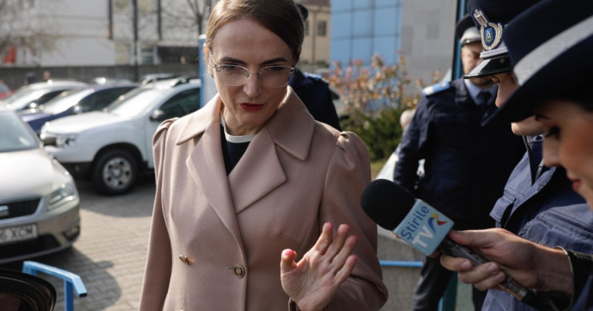 Lia Savonea anunță sesizarea instituțiilor europene după decizia CCR privind pensiile speciale Președinta Înaltei Curți de Casație și Justiție (ÎCCJ), Lia Savonea, a declarat că instanța va sesiza instituțiile europene competente, ca urmare a recentei decizii a Curții Constituționale a României (CCR), care a declarat constituționale modificările aduse pensiilor speciale ale magistraților