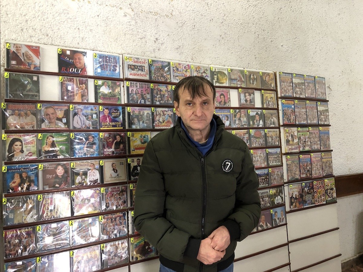 Sibian vinde CD-uri de 30 de ani în centrul orașului: „Văd și tineri, și pensionari”