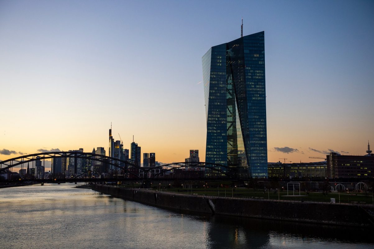 Banca Centrală Europeană menține ratele dobânzilor la un nivel record, continuând politica de relaxare monetară Banca Centrală Europeană (BCE) a stabilit joi să păstreze ratele dobânzilor de referință la nivelurile actuale, într-o decizie mult anticipată de piețele financiare și analizele economice