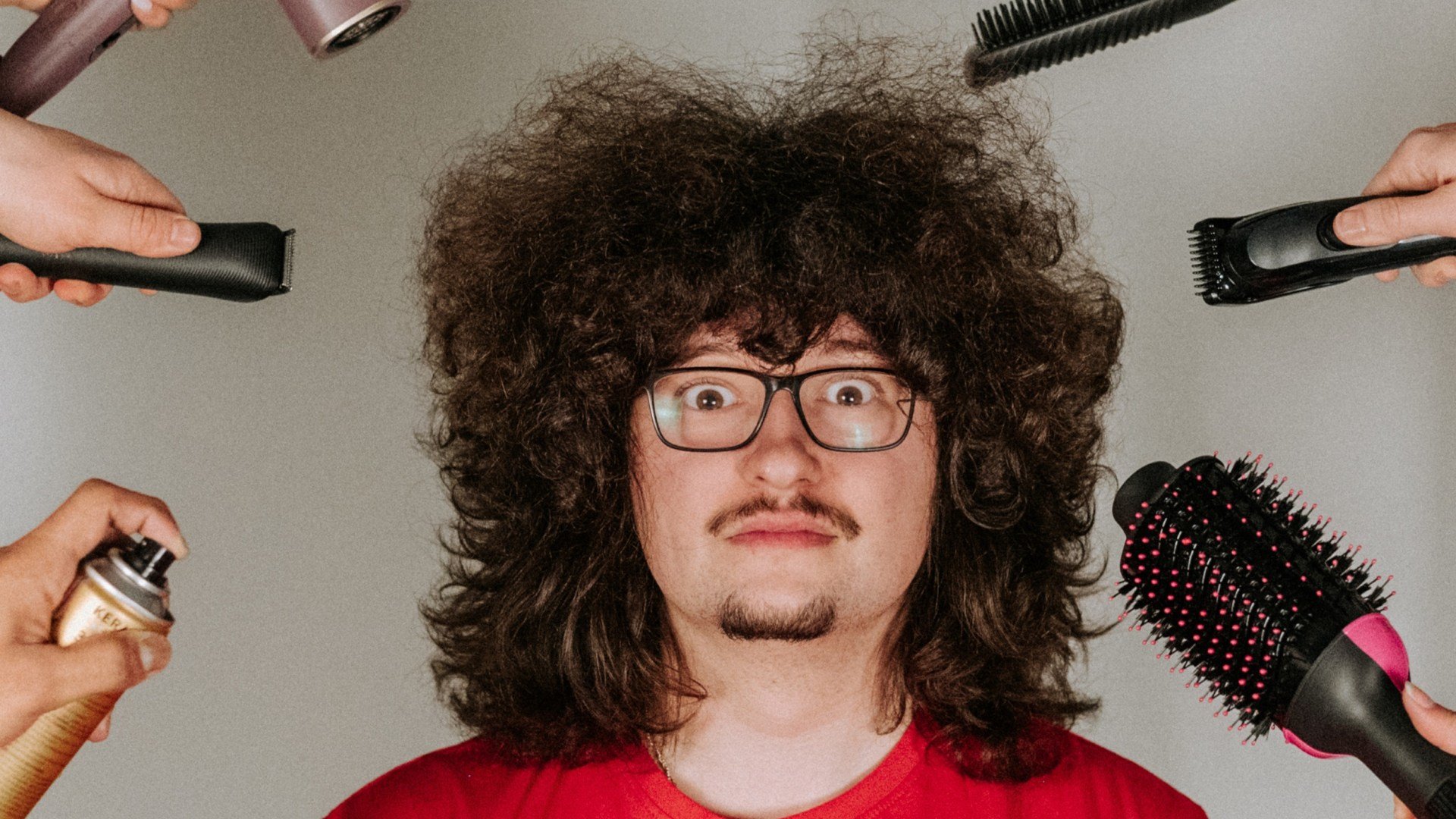 Un fan Manchester United cu părul de 25 cm, dar fără milioane în cont Frank Ilett, un super fan al echipei Manchester United, a strâns 25 de centimetri de păr în ultimele 495 de zile fără a se tunde, totul în numele pasiunii sale pentru club