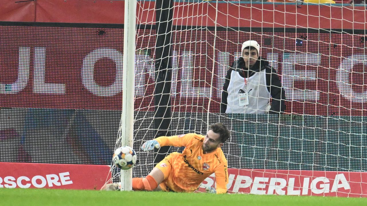 Defensiva lui Dinamo, greșeli grave, dar Roșca a salvat echipa!