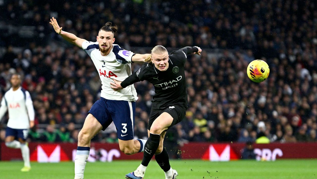 Radu Drăgușin, pillar defensiv pentru Tottenham în duelul cu Manchester City Radu Drăgușin a avut o prestație remarcabilă în cadrul meciului de Premier League dintre Tottenham și Manchester City, încheiat cu un rezultat de 2-2