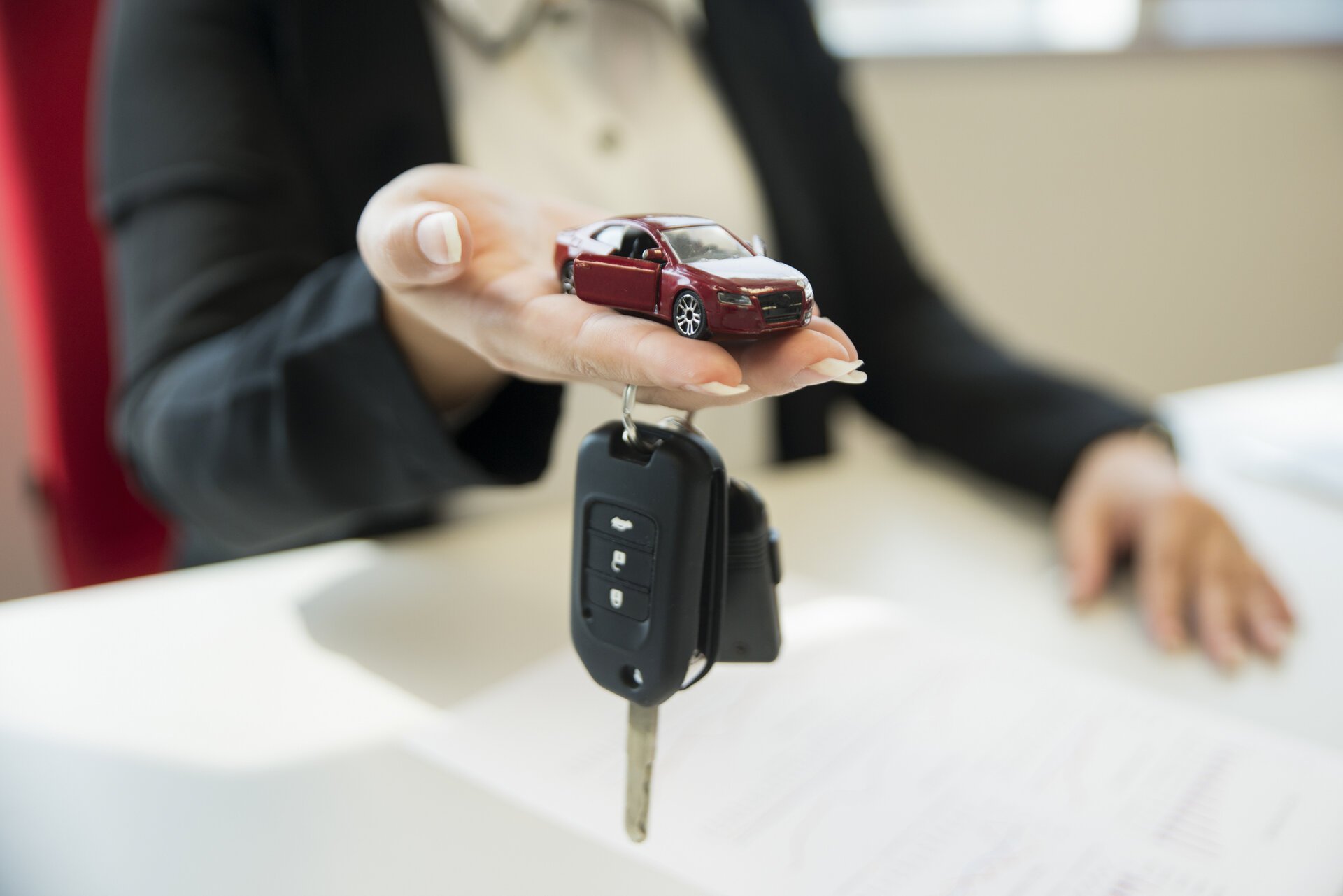 Declinul drastic al înmatriculărilor de autoturisme noi în România în primul trimestru al lui 2026 marchează o perioadă dificilă pentru piața auto, afectând atât cumpărătorii corporativi, cât și pe cei privați, însă impactul resimțit de persoanele fizice a fost cu mult mai puternic