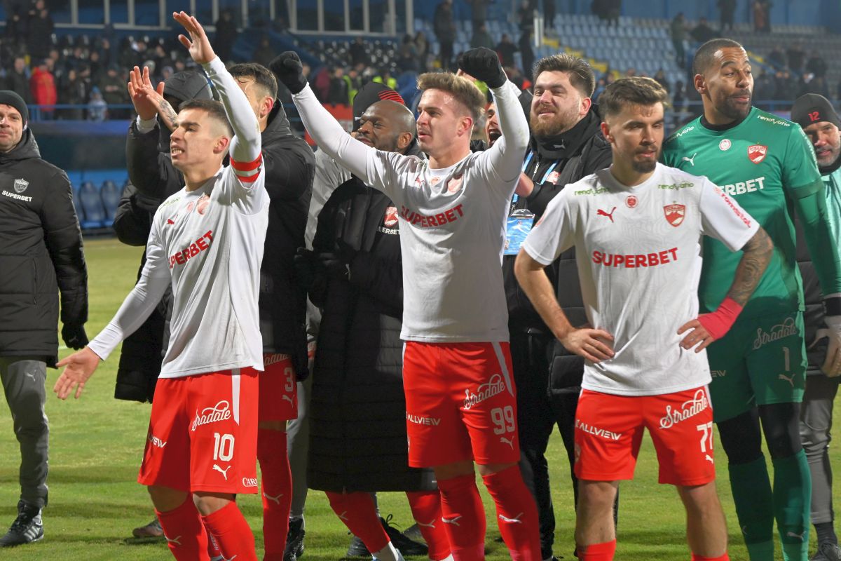 Dinamo, victorie spectaculoasă în fața Farului: 3-2 într-un meci de neuitat Dinamo București a obținut o victorie remarcabilă ieri, în fața echipei Farul Constanța, cu scorul de 3-2, în cadrul etapei din Superligă