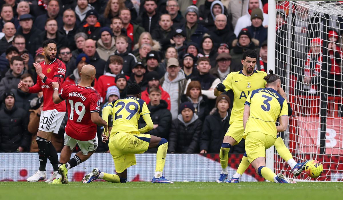 Manchester United – Tottenham: „Diavolii” domină pe Old Trafford Manchester United a înregistrat o victorie importantă pe teren propriu, în faţa lui Tottenham, în etapa cu numărul 25 din Premier League