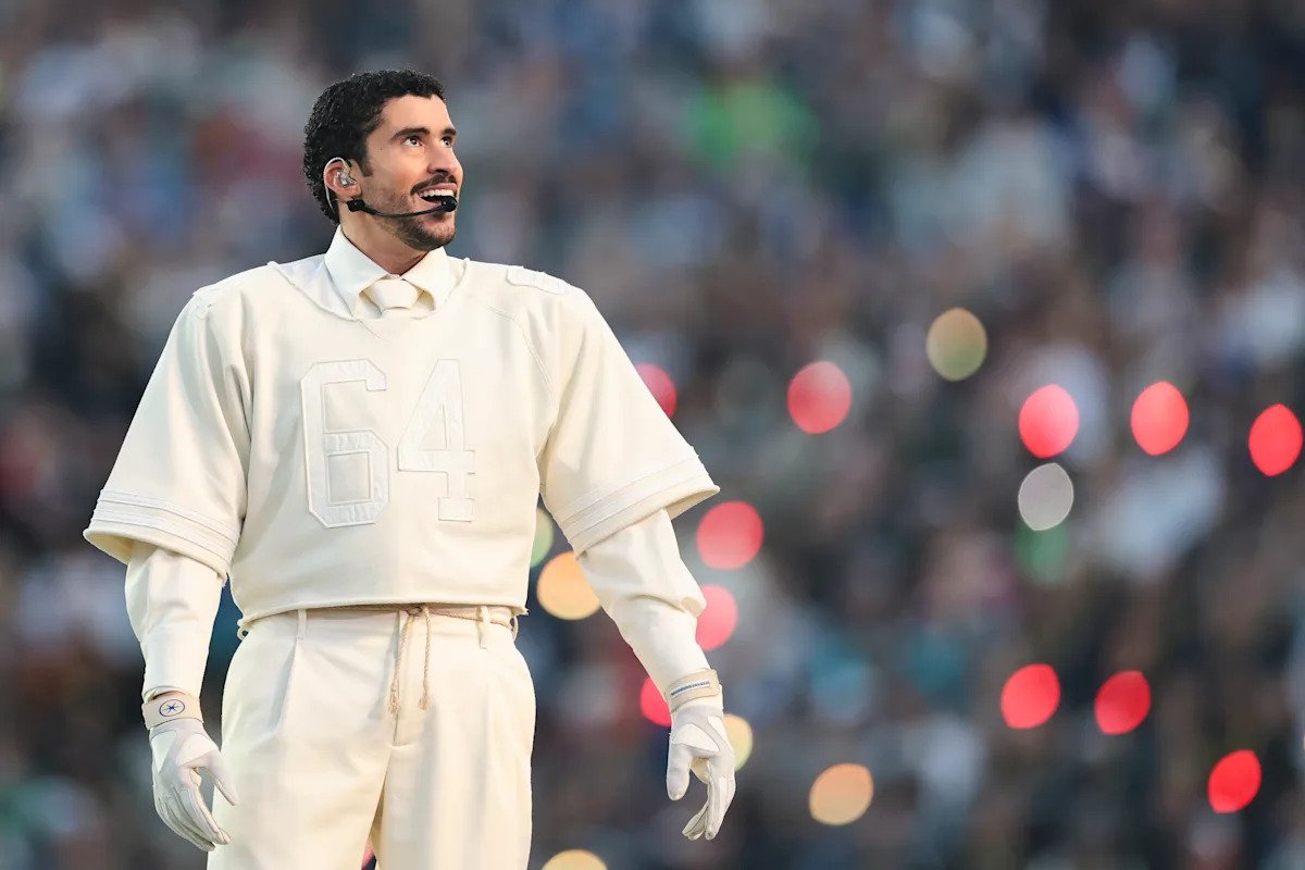 SPECTACOLUL SUPERBOLULUI: BAD BUNNY ÎȘI CELEBREAZĂ RĂDĂCINILE PUERTO RICANE Super Bowl-ul din acest an a avut un moment culminant impresionant: Bad Bunny, rapperul cunoscut din Puerto Rico, a electrizat spectatorii cu un spectacol despre identitatea și cultura sa