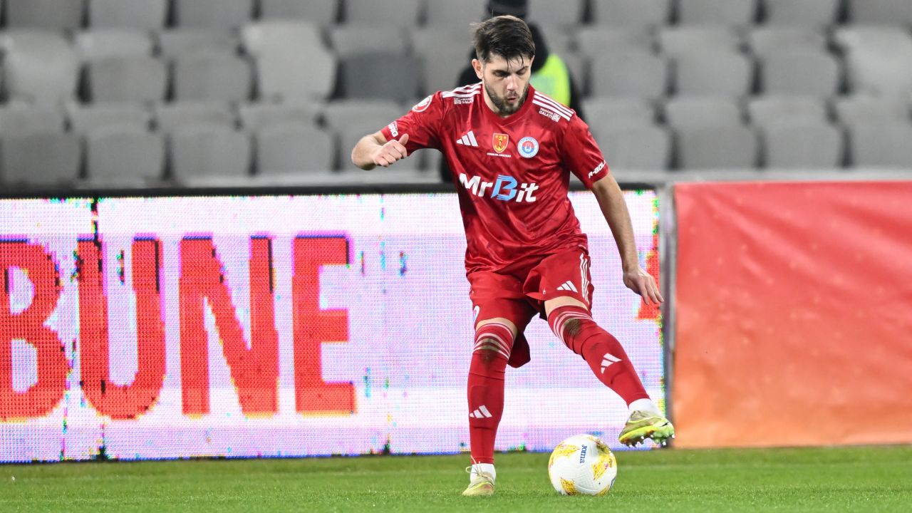 Victorie importantă pentru „U” Cluj în fața Oțelului Galați FC Universitatea Cluj a cucerit o victorie meritată în confruntarea cu SC Oțelul Galați, scor 2-0, într-un meci care s-a dovedit a fi crucial în contextul campionatului