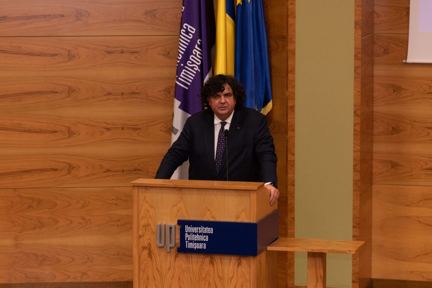 Criza investițiilor în educație și cercetare: o prioritate pentru România într-un context economic dificil Într-un moment în care economia românească traversează periodic perioade complicate, problema finanțării sistemului educațional și a cercetării devine mai acută ca niciodată