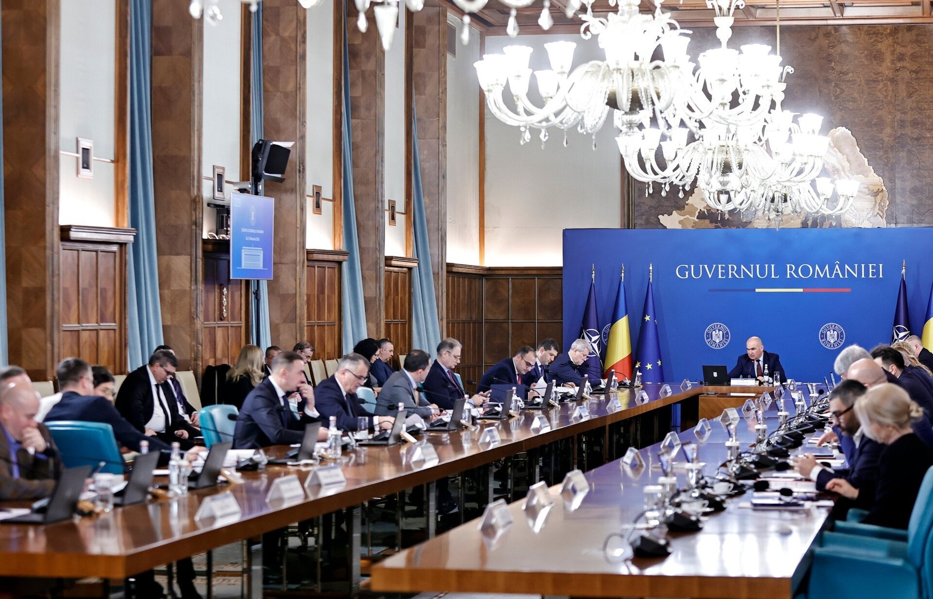 Instituțiile publice de cultură nu vor fi afectate de noile măsuri de reducere a cheltuielilor adoptate de Guvern Guvernul României a adoptat recent o ordonanță de urgență menită să crească capacitatea financiară a sectorului public, însă printre prevederile acesteia se află o excepție semnificativă: instituțiile publice de cultură