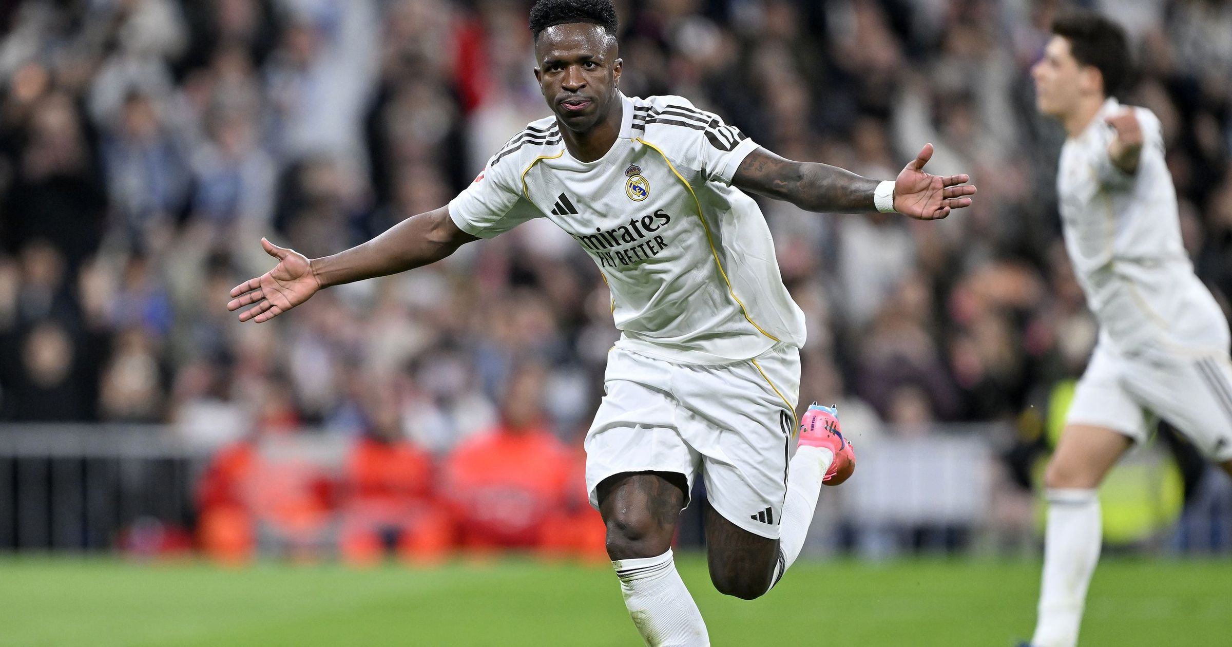 Lucian Sănmărtean: „Un 0-5 pe Old Trafford m-a schimbat în bine” Lucian Sănmărtean, una dintre cele mai strălucitoare figuri ale fotbalului românesc, împărtășește experiențe din cariera sa în cadrul unui interviu captivant ce va fi difuzat sâmbătă, 14 februarie, pe Eurosport 2