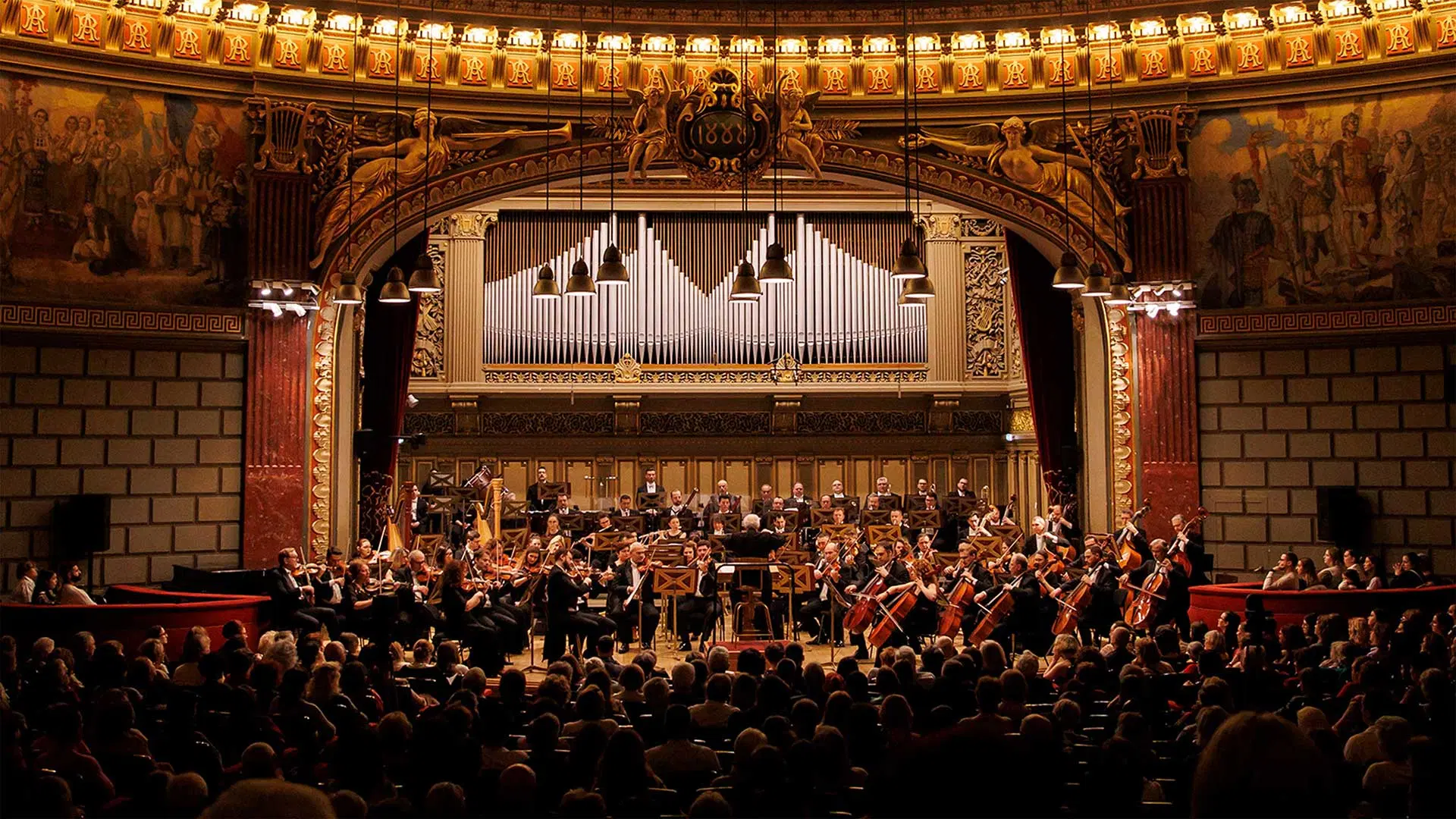 Filarmonica George Enescu a fost martorul unui eveniment cultural de excepție, sold-out din prima zi, când pianista Zee Zee și dirijorul Duncan Ward au urcat pe scenă pentru două concerte extrem de anticipate, programate pe 12 și 13 februarie