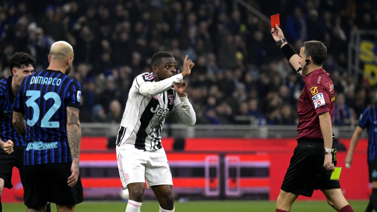 Juventus, în inferioritate numerică: Pierre Kalulu, eliminat în derby-ul cu Inter Derby-ul Italiei dintre Juventus și Inter s-a dovedit a fi o bătălie crâncenă pe teren, cu un moment crucial ce a influențat desfășurarea jocului: eliminarea lui Pierre Kalulu