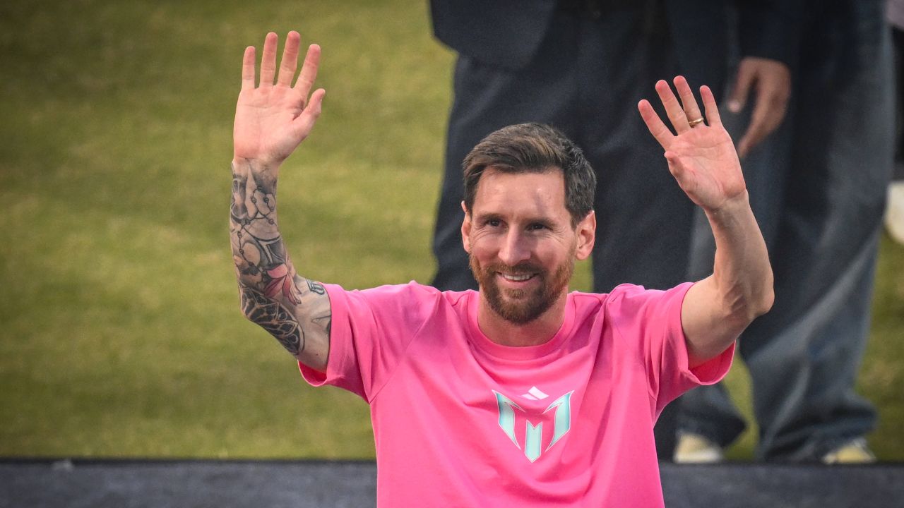 Messi transformă Inter Miami: O eră de succes în MLS De doi ani și jumătate, Lionel Messi, unul dintre cei mai buni fotbaliști din istorie, își desfășoară cariera în Major League Soccer, la Inter Miami