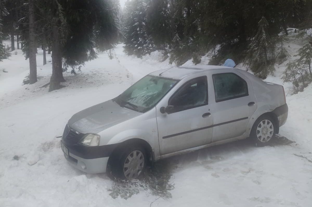 Doi tineri din Cluj-Napoca au avut parte de un incident neașteptat în Munții Apuseni, fiind rămași împotmoliți cu mașina după ce au urmat o rută indicată greșit de GPS, în condiții de iarnă
