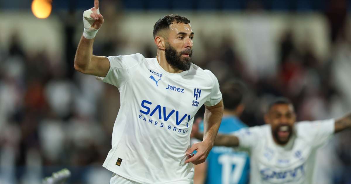 Benzema, debut spectaculos în Arabia: Hat-trick pentru Al-Hilal în fața lui Al-Okhdood Karim Benzema a avut o primire de gală în Arabia Saudită, reușind să marcheze un hat-trick în ziua debutului său la Al-Hilal, echipă care a învins categoric Al-Okhdood, cu 6-0
