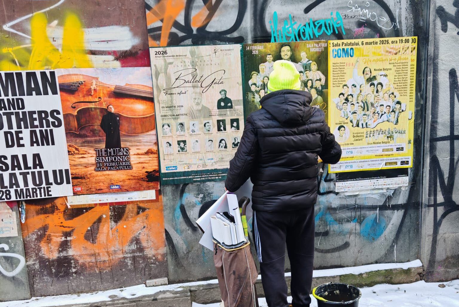 Lipitorii de afișe, o problemă persistentă în peisajul urban al Bucureștiului, au fost și în ultimele zile sub ochiul vigilent al autorităților locale