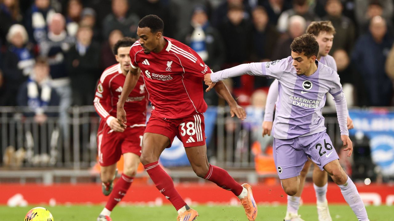 Rivalitate pe teren: Liverpool înfruntă Brighton în Premier League Meciul dintre Liverpool și Brighton s-a transformat rapid într-o confruntare de mare intensitate, reflectând nu doar lupta pentru puncte, ci și rivalitatea acerbă dintre cele două echipe