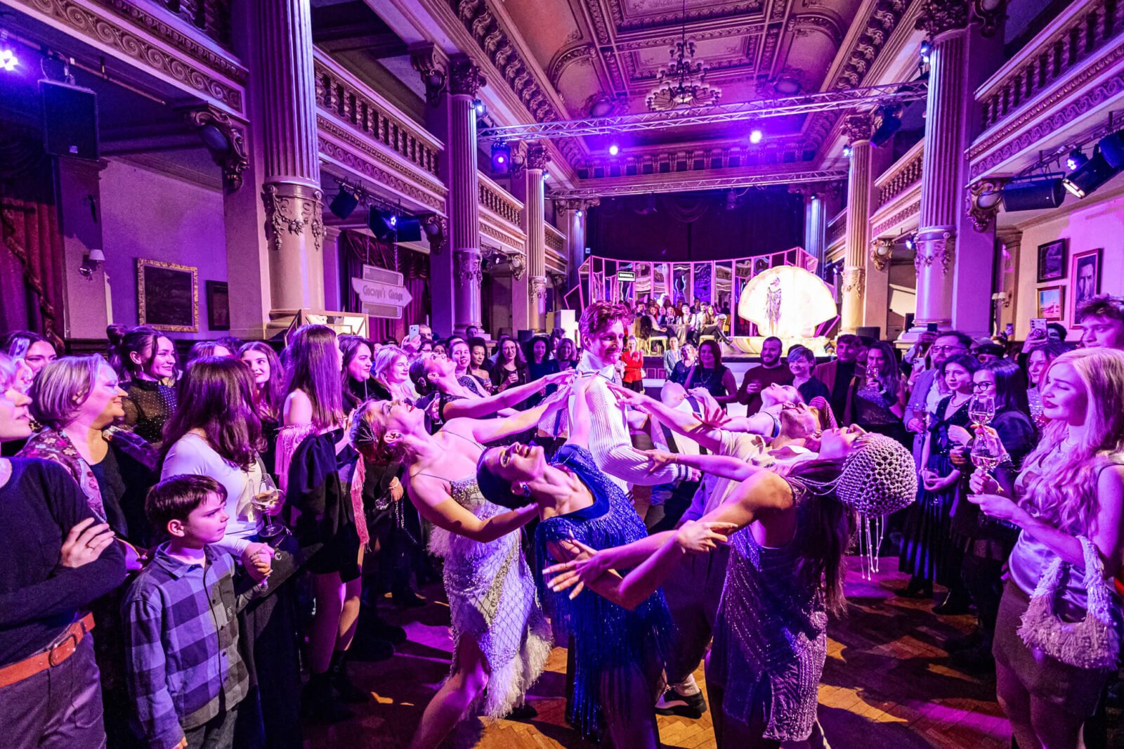 Bucureștenii sunt invitați din nou la o experiență teatrală imersivă inspirată de anii ’20 Pasionații de teatru, opulență și nostalgie pot începe să-și pregătească bagajele pentru o experiență de neuitat la București, unde Marele Gatsby prinde viață pe scena Palatului Bragadiru