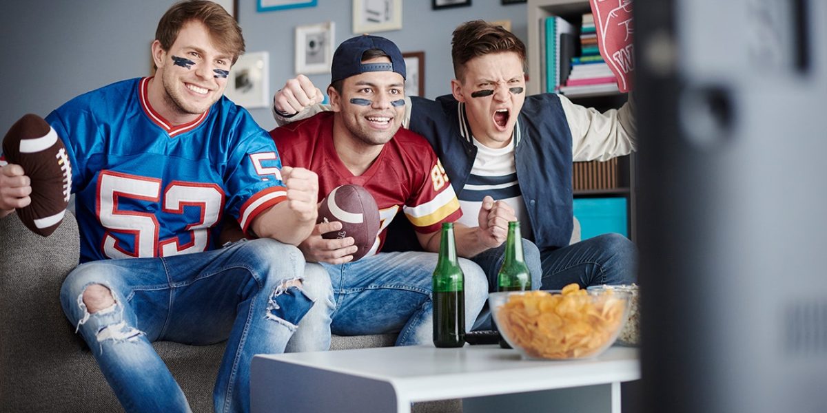 men-watching-football-eating-chips.jpg - ReactMedia