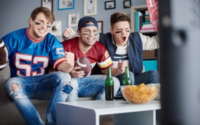 men-watching-football-eating-chips.jpg - ReactMedia
