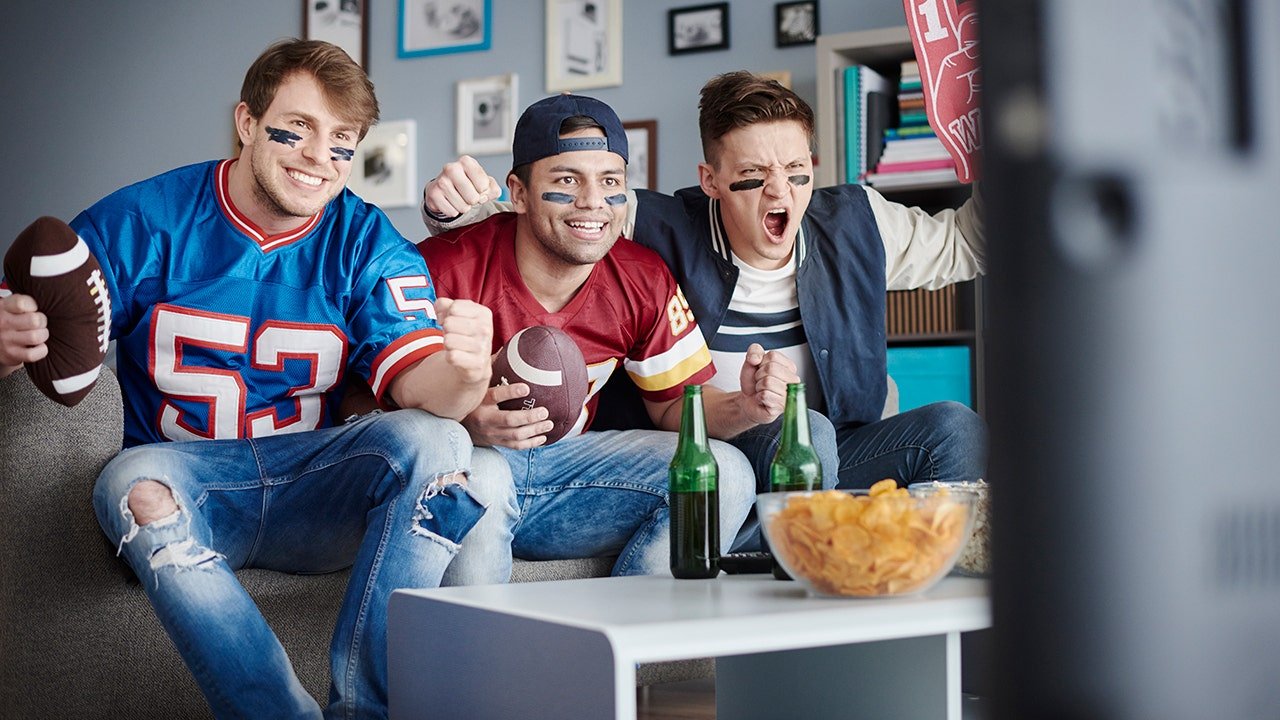 Super Bowl 2023: Americanii aleg gustări mai sănătoase în locul tradiționalelor derapaje culinare Pe măsură ce Super Bowl 2023 se apropie, un trend interesant se conturează în rândul consumatorilor americani