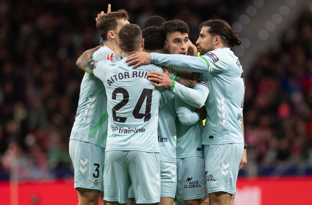 Real Betis vizează o victorie importantă la Mallorca pentru a-și consolida locul în prima ligă Real Betis își propune să obțină duminică seară cea de-a treia victorie consecutivă în La Liga, în fața celor de la Mallorca, în cadrul unei partide ce va avea loc pe terenul adversarilor, la Son Moix