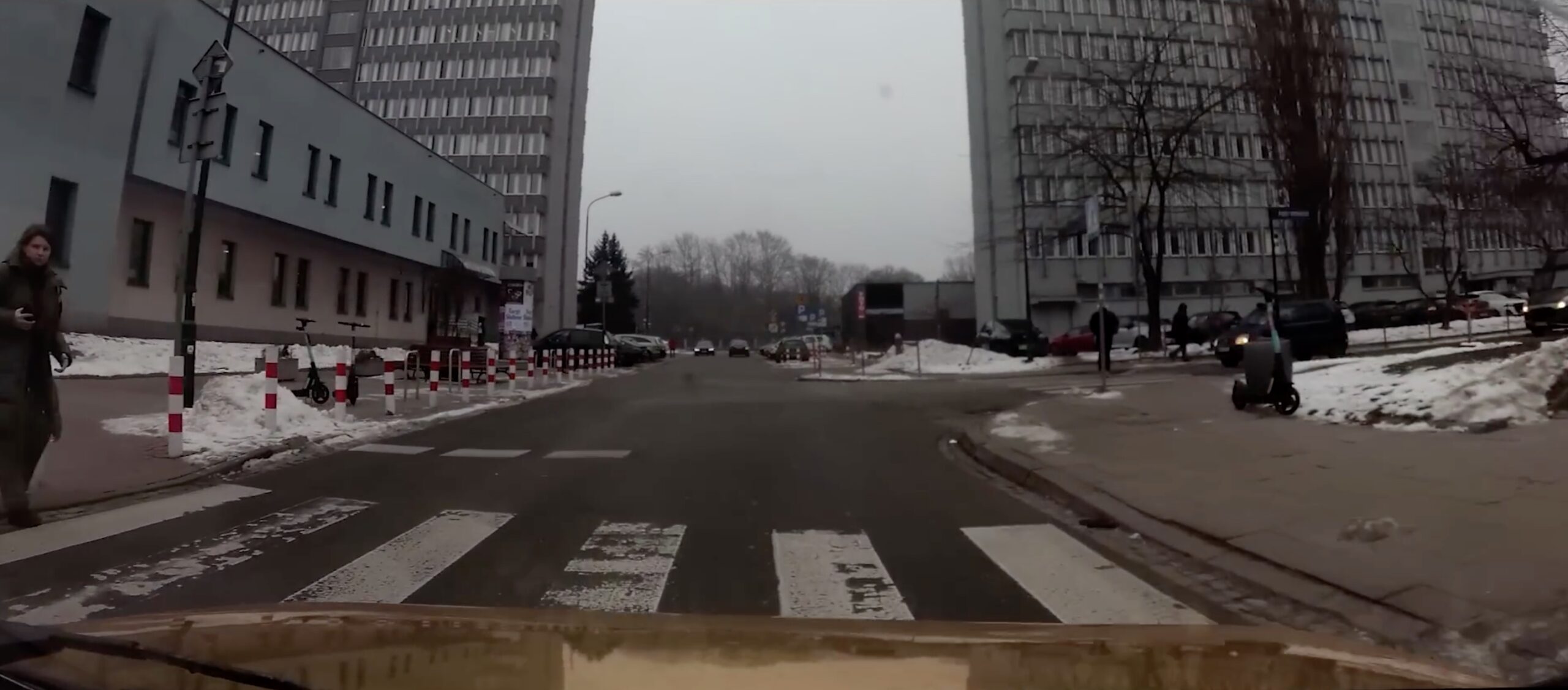 Ministrul justiției din Polonia, Waldemar Żurek, implicat într-un incident surprins de camerele de supraveghere, a fost amendat de poliție pentru încălcarea regulilor de circulație, moment ce a generat valuri de reacții atât în sânul opiniei publice, cât și în rândurile oficialilor