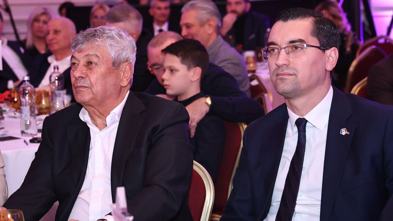 Răzvan Burleanu oferă vești despre Mircea Lucescu: „Trebuie să fim alături de el” Președintele Federației Române de Fotbal (FRF), Răzvan Burleanu, a abordat recent starea de sănătate a selecționerului echipei naționale, Mircea Lucescu, aducând astfel liniște suporterilor care se îngrijorează pentru binele tehnicianului