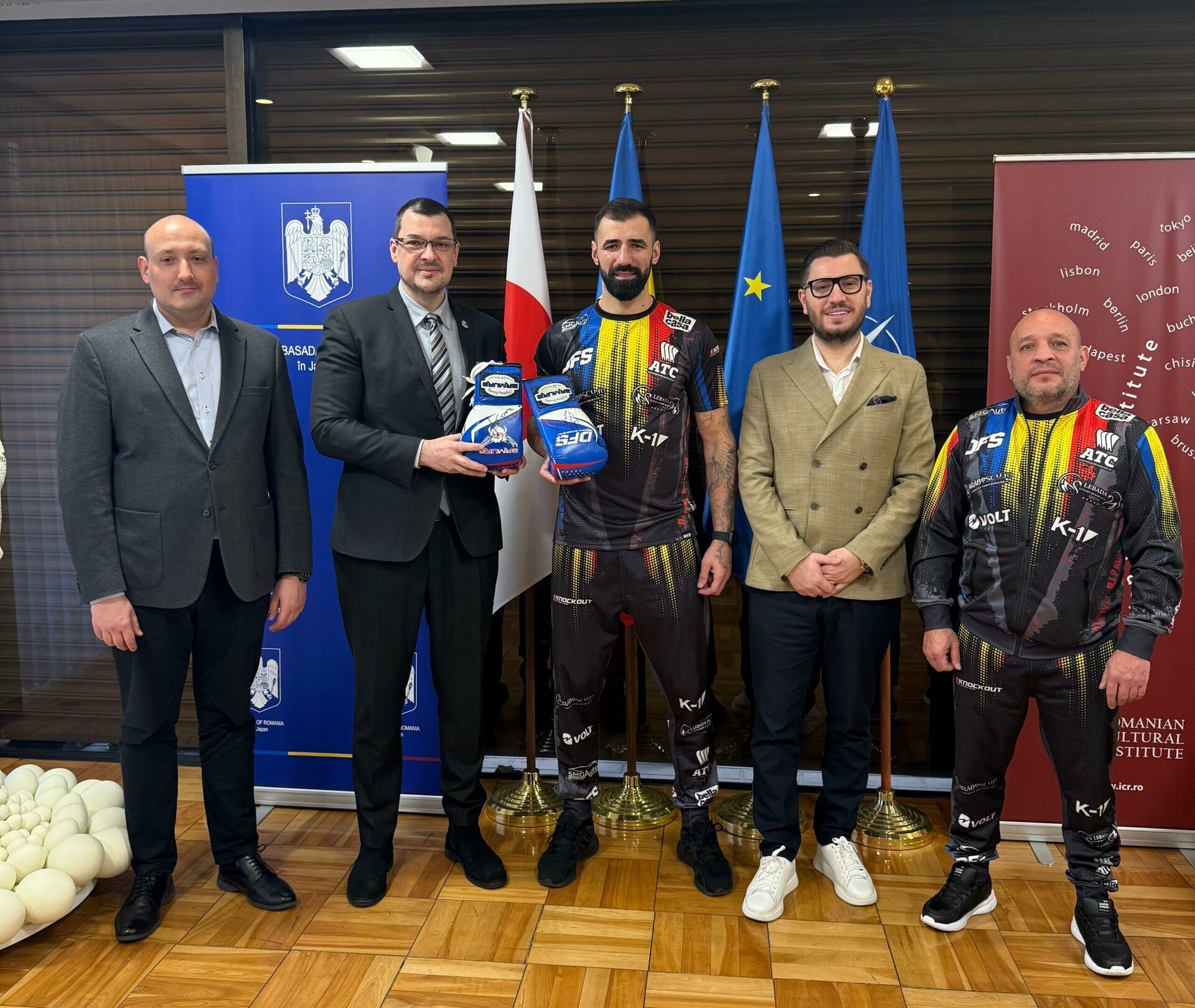 Bogdan Stoica, la un pas de revanșă în K-1 World Grand Prix Final 8 Kickboxerul român Bogdan Stoica s-a stabilit în Tokyo, unde va participa duminică la K-1 World Grand Prix Final 8, o competiție de prestigiu care reunește cei mai valorosi sportivi în categoria –90 kg