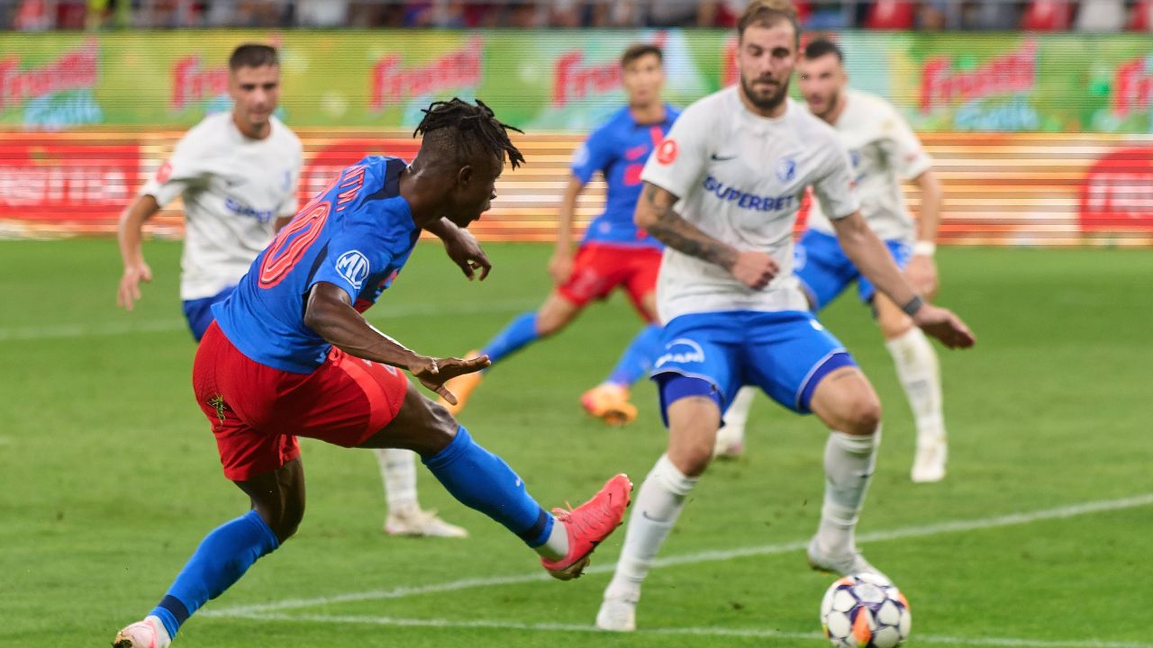 Nana Antwi: Împrumutul la Hermannstadt aduce încredere și șanse de afirmare Fotbalul românesc se află într-o continuă efervescență, iar Nana Antwi, jucătorul de 22 de ani, este un exemplu perfect al tinerelor talente care caută să își facă un nume în competițiile interne