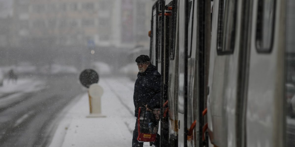 ninsoare-cinci-bucuresti-tramvai-zapada-vreme-rea.jpg - ReactMedia