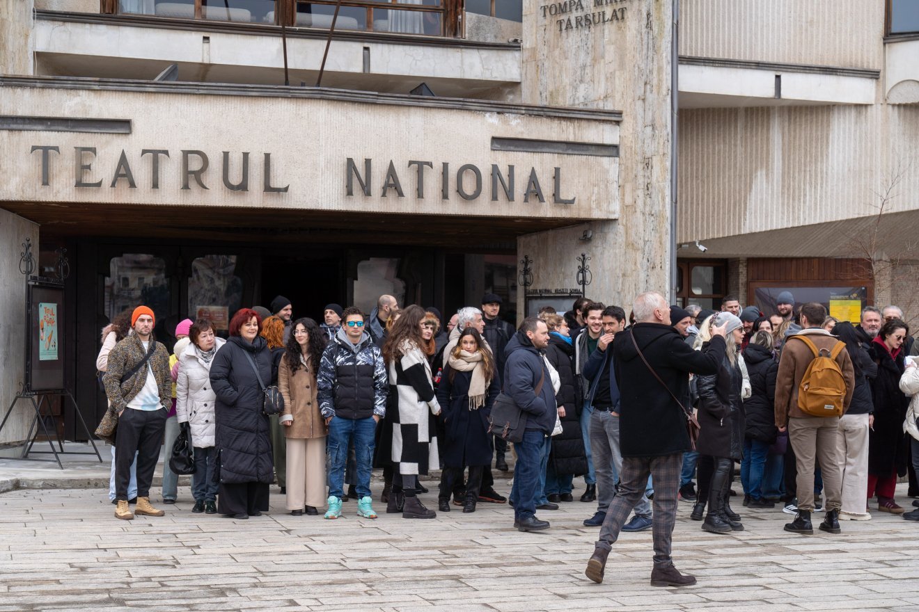 Protest al actorilor la Marosvásárhely împotriva reglementărilor ministeriale Actorii de la Teatrul Național din Marosvásárhely s-au adunat marți după-amiază în fața instituției pentru a protesta împotriva noilor reglementări emise de Ministerul Culturii