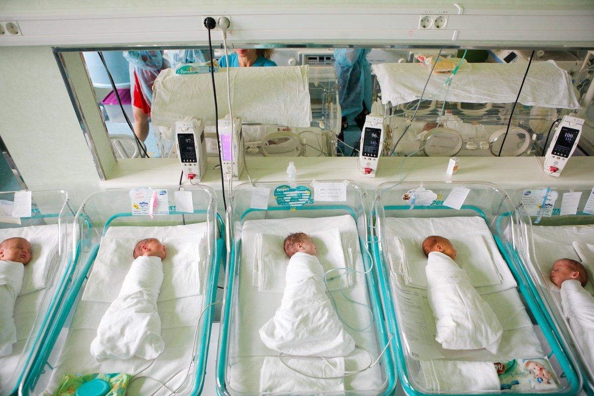 Mamele din București care nasc primesc, de aproape doi ani, un sprijin financiar în valoare de 2.500 de lei, destinat să susțină costurile legate de nou-născuți