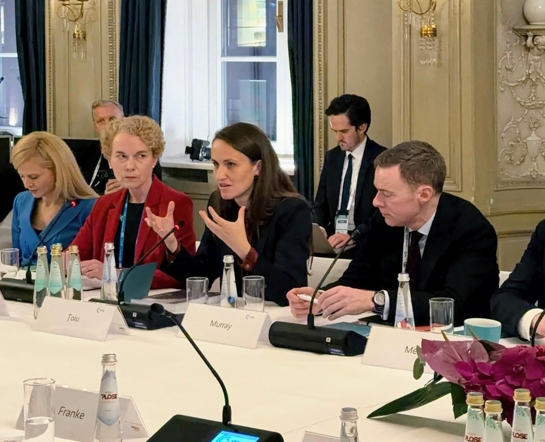 Oana Ţoiu atrage atenția asupra finanțării UE pentru apărare, în contextul crizei de securitate a Europei La Conferința de Securitate de la Munchen, un eveniment anual de mare importanță pentru agenda de apărare și securitate europeană, ministrul Afacerilor Externe, Oana Ţoiu, a reiterat și a detaliat poziția României privind rolul fondurilor europene în consolidarea apărării colective