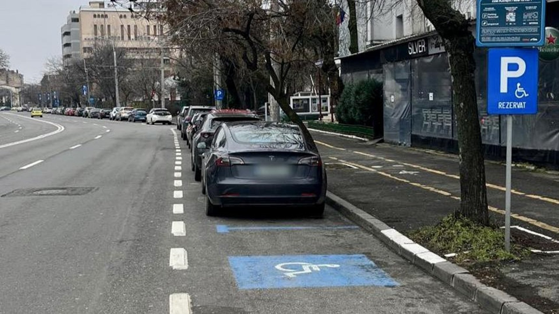 Poliția Locală a Municipiului București reamintește șoferilor cu dizabilități drepturile lor legale privind utilizarea locurilor speciale de parcare, subliniind importanța respectării regulilor pentru a evita sancțiunile