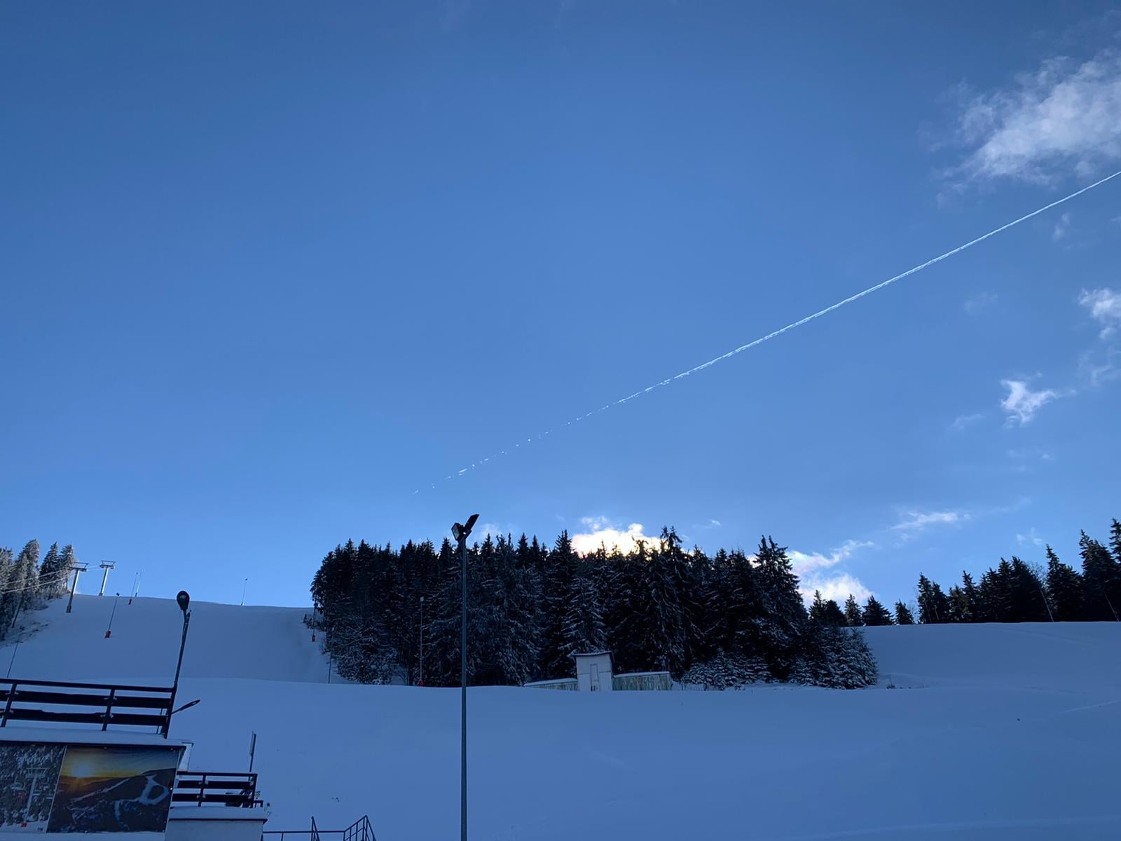 Primăria din Câmpani, surprinsă de revelația posesiunii unei părți din stațiunea Vârtop O situație neașteptată a fost descoperită recent în județul Bihor, după ce autoritățile locale din Câmpani au aflat că sunt co-proprietare asupra unei zone din stațiunea montană Vârtop, proces care riscă să schimbe peisajul administrativ al uneia dintre cele mai populare destinații de schi din nord-vestul țării