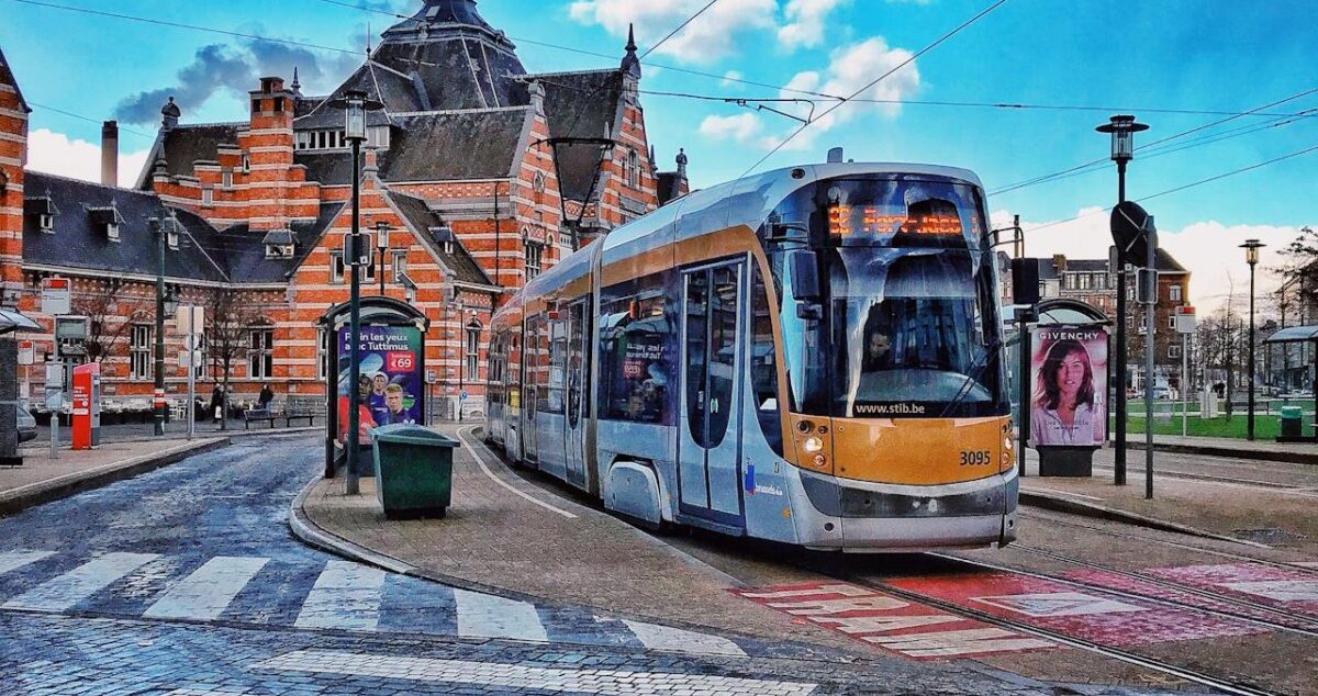 Regiunea Bruxelles își găsește în sfârșit stabilitatea politică după o criză de peste 600 de zile După o lungă perioadă de incertitudine politică, liderii partidelor din regiunea Bruxelles anunță formarea unui nou guvern, un acord istoric ce pune capăt celei mai lungi crize politice din istoria recentă a Belgiei