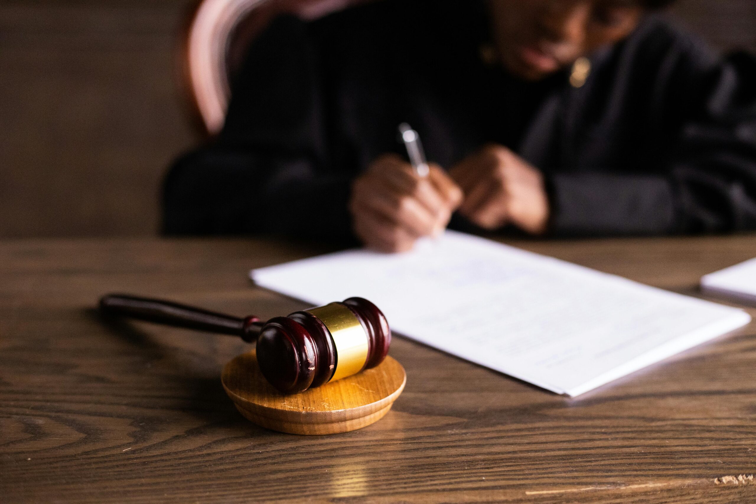 Roba judiciară, simbol al autorității și al neutralității în sălile de tribunal, continuă să fie un element esențial în reprezentarea profesionalismului și a impresiei de imparțialitate